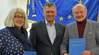 Bürgermeister Wolfgang Stein (Mitte) verabschiedete Petra Folger-Schwab und Klaus von Lindern aus dem Partnerschaftskomitee. Eva Walter-Paczkowski, die ebenfalls ausschied, konnte an der Sitzung nicht teilnehmen.