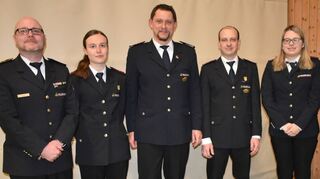Das neue Führungsteam der Stadtfeuerwehr Boxberg: Stadtjugendwartin Laura Wegert, Stadtkommandant Harry Schroth, Stellvertretender Stadtkommandant Tobias Britsch und Schriftführerin Kerstin Schreiber (neu im Führungsteam) mit Kreisbrandmeister Andreas Geyer (links).