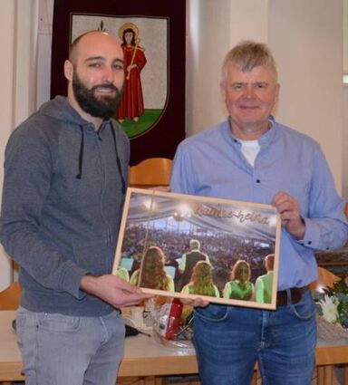 Vorsitzender Steffen Mark (links) überreicht Heinz Weber ein Präsent.