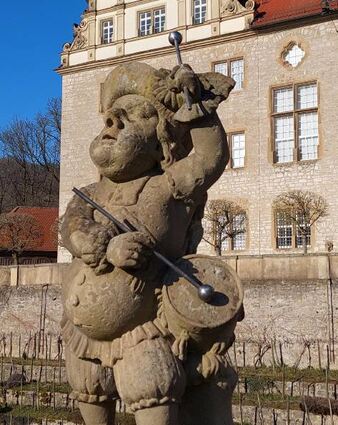 Bekannt sind die barocken Zwerge (hier der Trommler) im Schlossgarten. Im April bekommen sie Besuch.