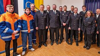 Kreisjugendsprecher, Ehrengäste und Kreisjugendfeuerwehrwartin Pamela Hollerbach freuen sich mit Marcel Meister und Josua Fischer über die Ehrungen.