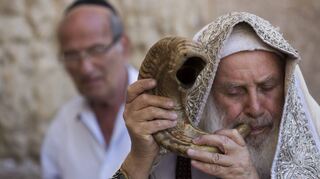 Ein orthodoxer Jude bläst ein „Schofar“. Vor der Gerichtsverhandlung im Schlosshof blies der Angeklagte ebenfalls ein Horn. Er versteht sich als biblischer „Wächter“.