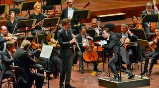 Benjamin Reiners dirigiert das Mannheimer Nationaltheater-Orchester im Mozartsaal des Rosengartens.