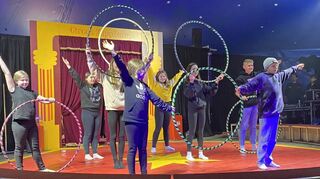 Auch mit bunten Hula-Hoop-Reifen führen die Schüler Tricks vor.
