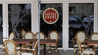 Das Kaffe Bohne hat mit Günther Pfeffer ab April einen neuen Pächter, Friedrich Schneider eröffnet mit Himmelhergott bereits am Freitag, 17. März. Der Bauhof sorgt für eine saubere Fußgängerzone zum Frühlingsmarkt.