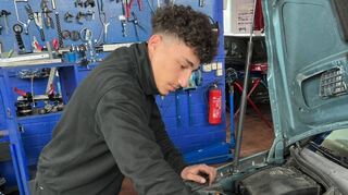 Nour Hashem macht neben der Schule ein Praktikum bei Essers Auto & Reifen-Service in Tauberbischofsheim.