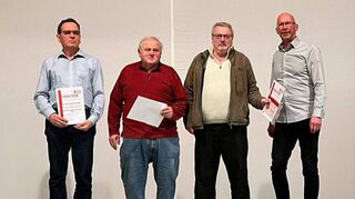 Im Bild (von links) Georg Weiß, der mit 653 Spielen Rekordspieler des Vereins ist, sowie Günter Welzel und Reiner Gründer, die der Fußballabteilung des Vereins seit 50 Jahren angehören.