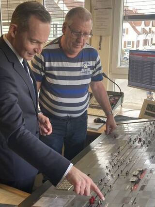 Thorsten Bartholmae (r.) erklärt Volker Wissing das Stellwerk in Lampertheim.