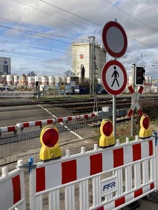 Der derzeit gesperrte Bahnübergang in Biblis wird bald ganz aufgegeben.
