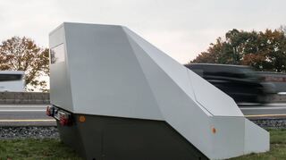 Die stationäre Blitzersäule in Rippberg überrascht „Raser“ mit rotem Blitz.