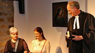 Kontrastprogramm in der Dorfkirche: Pfarrer Gandl (Klaus Richter) und Bürgermeistergattin Gerti Oberbauer (Sonja Hein) staunen über die unerwartete Freigiebigkeit Lenas (Linda Eder).