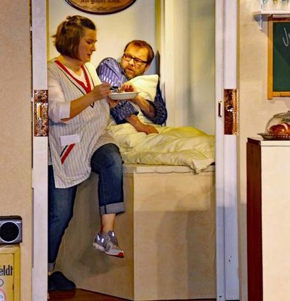 Im Laden-Nebenzimmer pflegt die Geschäftsinhaberin (Marlene Herrmann) den kranken Vater (Philipp Schmitt).