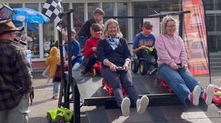 Echt mutig: Auf rasante Fahrt mit dem Bobby-Car machten sich Bürgermeisterin Anette Schmidt und Wirtschaftsförderin Dr. Sabine Münch.