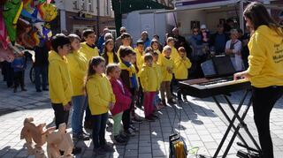 Die Minimaxis boten zum Auftakt des verkaufsoffenen Sonntags ein Konzert mit fröhlichen Frühlings- und Osterliedern mit vielen Zuhörern.