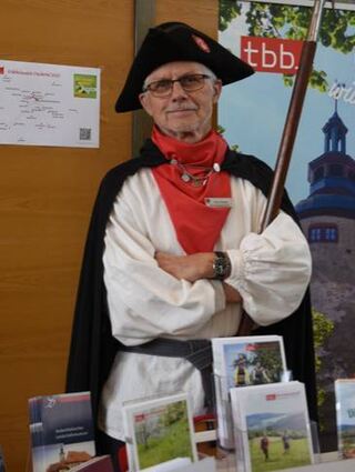 Historische Stadtführungen können Gäste und Einheimische vor Ort erleben.