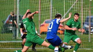 Aus 0:2 mach 2:2: Der Aufsteiger Umpfertal (grüne Trikots) hat sich gegen den Spitzenreiter Lauda einen Punkt erkämpft. Routinier Florian Dürr gelang kurz vor Schluss der „Lucky Punch“.