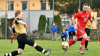 Oberlauda/Gerlachsheim II (in Rot) schaut zu, während der VfB Reicholzheim II kämpft und deutlicht mit 3:0 gewinnt.