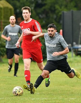 Balbachtal II (graue Trikots) gibt alles, unterliegt aber mit 0:3.