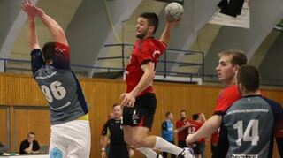 Lennard Burger (rotes Trikot) wirft sich rein.