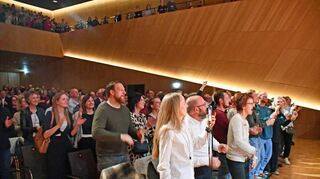 Das Publikum feierte den Schwarzwälder Sänger und das Ensemble „Takeover“ in der bis ins „Dachgeschoss“ hinauf ausverkauften Tauberphilharmonie.