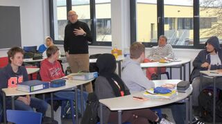 FN-Chefredakteur Fabian Greulich sprach vor Schülern der Berufsfachschule Metall und Elektro über den Informationsgehalt unterschiedlicher Medien.