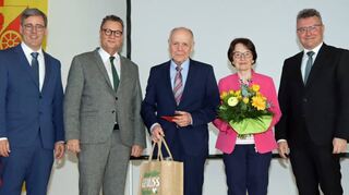 Gerd Gräupl (Mitte) wurde beim Frühlingsempfang die Staufermedaille durch Minister Peter Hauk verliehen.