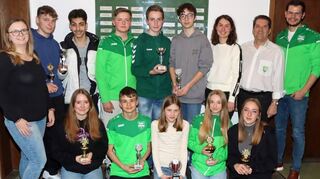 Ehrungen bei der Tennisabteilung: Die Bilder zeigen die Clubmeister der Jugendlichen und Erwachsenen zusammen mit Abteilungsleiter Heinz Nies, Bürgermeister Ralph Matousek sowie Ortsvorsteher Sven Baumann.
