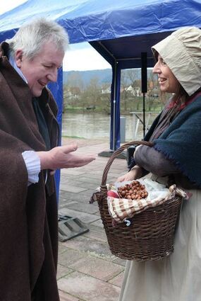 Der Frühjahrsmarkt wurde von Bürgermeister Roger Henning und Landrat Christoph Schauder eröffnet (Bild rechts). Zu den Höhepunkten des Marktprogramms gehörte ein exklusiver Ausschnitt aus dem Glöckner von Notre-Dame, den Schauspieler des Burgschauspielvereins Freudenberg präsentierten (links). Die DLRG zeigte ihre Drohne im Flug und erläuterte deren Technik (Mitte).