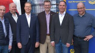 Bei der Warenübergabe (von links) Hans-Albrecht Müller, Waldemar Hein (MHH), Sekretär Dr. Thomas Jahrmann, Präsident Professor Dr. Axel Gerloff, Christian Wunderlich (Lions Club Bad), Hans-Joachim Haas (MHH).