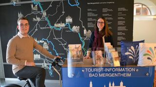 Niklas Bullmann und Veronika Morgenroth freuen sich über die neue mobile Tourist-Information, die künftig an vielen Stellen im Stadtgebiet auftauchen wird.