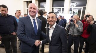 Uwe Becker (l.) und Mike Josef geben sich nach der ersten Runde der Frankfurter OB-Wahl Anfang März die Hand.
