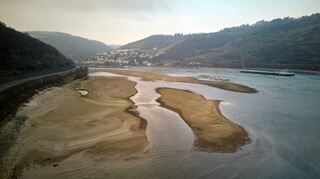 Schiffe fahren Anfang März bei einem für die Jahreszeit ungewöhnlich niedrigen Wasserstand auf dem Mittelrhein im rheinland-pfälzischen Oberwesel.