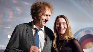 Helen Tacke (Gründerin Cozero), Preisträgerin des Deutschen Nachhaltigkeitspreises, zusammen mit Professor Dr. Michael Braungart, dem Ehrenpreisträger. Der Nachhaltigkeitspionier mit Wurzeln im Taubertal ist der nächste Hochkaräter bei den „Igersheimer Impulsen“ am Freitag, 28. April, in der Erlenbachhalle.
