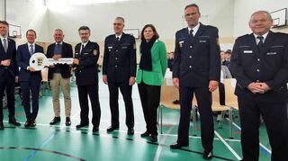 Am Montagnachmittag übergaben Frank Berkenhoff, Leiter des Heilbronner Amts für Vermögen und Bau (Dritter von links), und Innenminister Thomas Strobl (Vierter von links) im Beisein von zahlreichen Gästen den Schlüssel für die Sporthalle an den Leiter der Außenstelle der Polizeihochschule, Richard Zorn (Fünfter von links).