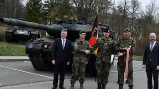 Andreas Kirchner, Chef des Hardheimer Panzerbataillons 363 (Mitte), beim formellen Akt der Übergabe von der Panzergrenadierbrigade 37 (links davon Chef Brigadegeneral Alexander Krone) zur Panzerbrigade 12 (rechts davon Brigadegeneral Andreas Kühne). Darüber freuen sich Landrat Brötel (l.) und Bürgermeister Grimm.
