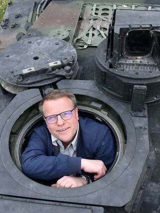 FN-Reporter-Chef Michael Fürst darf den Leopard-Panzer besichtigen.