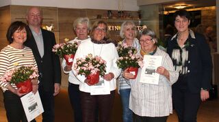 Margret Beck (rechts) konnte in ihrer letzten Sitzung als Vorsitzende des Weikersheimer Landfrauen-Ortsvereins noch etliche Gratulationen zur langjährigen Mitgliedschaft aussprechen. Auch der stellvertretende Bürgermeister Norbert Beck gratulierte den Jubilarinnen (von links) Erika Gührer, Anneliese Bail, Birgit Bulenda, Andrea Köhnlechner und Christa Dollmann.