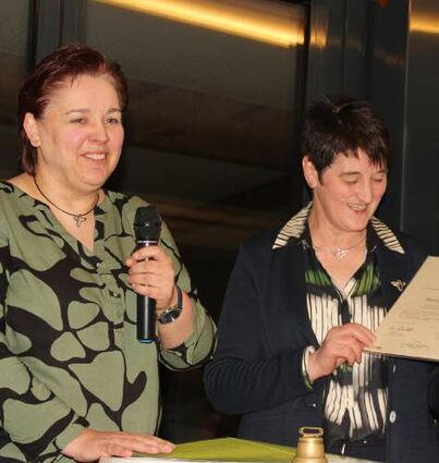 Kreisgeschäftsführerin Elsbeth Friedrich-Dreher überreichte Margret Beck die Ernennung zur Ehrenvorsitzenden des Ortsvereins Weikersheim.