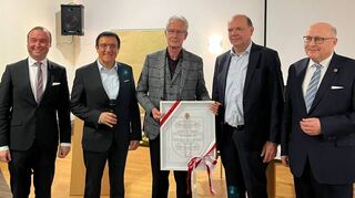 Neuer Ehrenvorsitzender: Das Bild zeigt (von links) den Stadtverbandsvorsitzenden Andreas Lehr, den Kreisvorsitzenden Prof. Dr. Wolfgang Reinhart, MdL, Gernot-Uwe Dziallas, den Ortsverbandsvorsitzenden Wolfgang Herz und OB Udo Glatthaar.