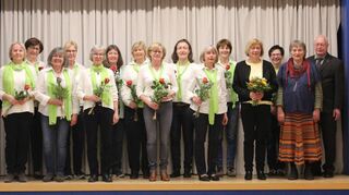 Das Foto zeigt (von links) den Vizepräsidenten des Sängerbunds Badisch-Franken, Hubert Heffele, Barbara Kaiser, Cordula Keller, Waltraud Schwab, Vorsitzende Gerda Winzig, Ulla Hammer, Stefanie Kraus, Lucia Flux, Elisabeth Reinhard, Andrea Wolf, Monika Bauer, Petra Graner, Gründungschorleiterin Mechthild Geiger, Walburga Seelmann, die neue Chorleiterin Christa Gutmann und den Präsidenten des Sängerbunds Badisch-Franken, Wolfgang Runge.