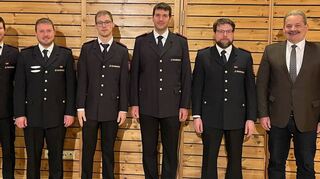 Ehrungen und Beförderungen bei der Freiwilligen Feuerwehr Werbachhausen: (von links) Ortsvorsteher Harald Kranz, Kommandant Axel Brümmer, stellvertretender Abteilungskommandant Andreas Dürr, Lukas Hahner, Thorsten Wetzel, Christoph Michel sowie Werbachs Bürgermeister Ottmar Dürr.