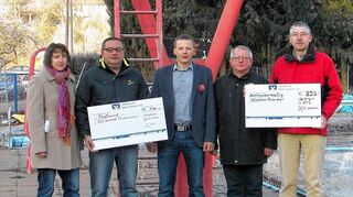 <p>Spendenübergabe für das Welzbachbad-Projekt (von links): Martina Grumbach vom Förderverein, Cüneyt Uher vom Modellflugsport-Verein, Philipp Bopp vom Förderverein sowie Werner Thoma und Klaus Bauer vom Obst- und Gartenbauverein. Wenkheim.</p>
