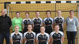 <p>Das Mädchen-Handballteam der Kaufmännischen Schule: (von links) H. Stephan, Sarah Kuhn, Mona Doberaß, Hannah Schneider, Anna Winkler, Lena Irmer und F. Pfannes. Kniend von links: Alevtina Medvedskaya, Sarah Helmuth, Jennifer Englert und Sabrina Dittmann.</p>