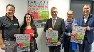 Bei der Vorstellung der 40. Saison der Schlossfestspiele Zwingenberg: Intendant Rainer Roos, Geschäftsführerin Ilka Zwieb, Landrat Dr. Achim Brötel, Geschäftsführerin Heike Brock und Bürgermeister Norman Link, zweiter Vorsitzender des Vereins Schlossfestspiele Zwingenberg.