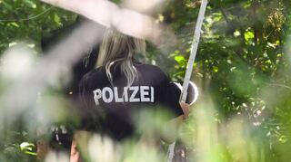 Eine Spezialistin der Polizei bei der Spurensicherung an einem Tatort. „Mit Hilfe einer speziellen Datenbank können hierzulande auch lange zurückliegende Fälle noch geklärt werden“, sagt der langjährige Beamte des Bayerischen Landeskriminalamtes und Leiter des Aufnahmestudios des ZDF-Dauerbrenners „Aktenzeichen XY ungelöst“, Alfred Hettmer, im Interview mit den Fränkischen Nachrichten.