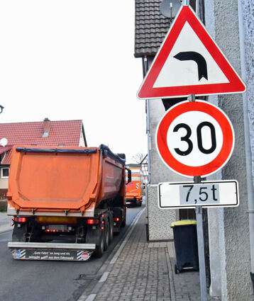 Für Lkw ab 7,5 Tonnen gilt in der Kurve seit Dienstag „Tempo 30“.