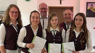 Das Leistungsabzeichen in Bronze erhielten erfolgreiche Jungmusiker bei der Jahreshauptversammlung des Musikvereins in Altheim. Das Bild zeigt von links Jugenddirigentin Corinna Sans, Paula Kappes, Martin Sans, Leo Kappes, Dirigent Harald Killian und Paula Spiesberger.