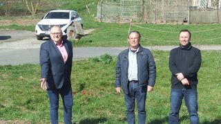 Zufrieden mit dem Absenken der Bordsteine an drei Stellen der Bronnbacher Straße in Külsheim zeigten sich (von links) Bürgermeister Thomas Schreglmann, André Brandel von der Firma Rudolf Brandel und Bernd Greß vom Bauamt.