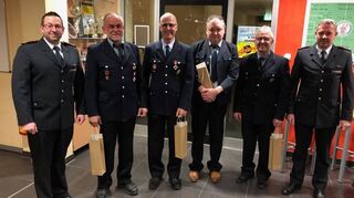 Abteilungskommandant Müller und Hauptkommandant Glock mit ausgeschiedenen Mitgliedern der Führungsmannschaft. Es fehlt Armin Künzig.