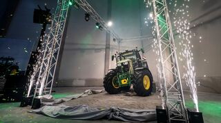 Enthüllung mit Show-Einlage: der zweimillionste Traktor von John Deere mit Sonderlackierung.